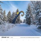 „Der Krummstab“ auf dem WaldSkulpturenWeg bei Schmallenberg, Januar 2027, 1. Woche. Winterlandschaft mit Skulptur.