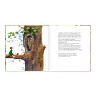 Textauszug über ein Gespräch zwischen Harriet und einem Käuzchen. Illustration: Harriet sitzt auf einem Ast, das Käuzchen im Baum.