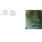 Links Text: Aufbewahrt in alten Sammlungen... Rechts: Nahaufnahme eines Gesichts hinter einer milchigen Scheibe.