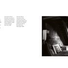 Texte: "Porträt Erich Honeckers und abmontierte Überwachungskameras... Petzow in Brandenburg. Deutschland, 1991."  
Rechts: Ein Dachboden mit einem Porträtfoto, Kissen, und Licht.