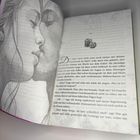 Textausschnitt über ein Gespräch mit Mae. Links eine Bleistiftzeichnung eines sich küssenden Paares.