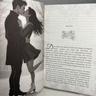 Texte: "1 EASTON". Illustration: Ein Paar küsst sich auf Schlittschuhen. Beide halten sich eng umarmt.