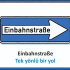 "Einbahnstraße. Tek yönlü bir yol." Illustration: Blaues Straßenschild mit weißem Pfeil nach rechts.