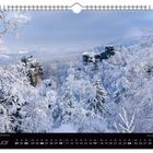 Kalender mit Monat Januar. Winterlandschaft, verschneite Bäume, Felsen in der Ferne. Frostige Atmosphäre.