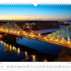 "Januar. Winterstimmung am Blauen Wunder. Kalendertage und Feiertage. Beleuchtete Brücke über einem Fluss bei Dämmerung."