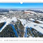 Januar. Wintermärchen um den Altenberg im Osterzgebirge. Luftaufnahme einer verschneiten Stadt mit Hügeln und Bäumen.