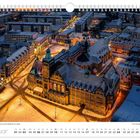 Winterflair um das Neue Rathaus und die Stadtkirche St. Jakobi. Januar-Kalenderblatt mit verschneiter Stadtansicht bei Nacht.