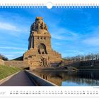 Kalenderseite: Januar. Foto vom Völkerschlachtdenkmal bei sonnigem Wetter, reflektiert in einem Wasserbecken.
