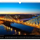 Januar Kalender, Brücke beleuchtet bei Sonnenuntergang über einem Fluss, städtische Umgebung im Hintergrund.