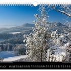 Kalenderblatt für Januar, schneebedeckte Landschaft mit Bäumen und Hügeln, klarer blauer Himmel.