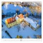 Ein Kalenderblatt zeigt das Jagdschloss Grillenburg, umgeben von verschneitem Gelände und einem gefrorenen Teich.