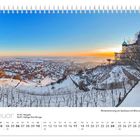 Januar: 01.01. Neujahr, 06.01. Heilige Drei Könige. Winterliche Aussicht auf verschneite Weinberge und eine Stadt im Hintergrund.