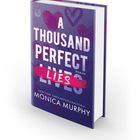 Der Text „A Thousand Perfect Lies“ mit einem pinken Pinselstrich über „Lies“ und „Monica Murphy.“ Violetter Hintergrund.