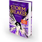 „Storm Breaker“ von Nisha J. Tuli. Untertitel: „Überstehe den Sturm. Verdiene dir deinen Platz.“ Silhouette vor lila Hintergrund.