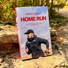 Text: "Savas Coban HOMERUN. 80 Tage, 80 Ultra-Marathons: Mein Lauf durch die Türkei und zu meinen Wurzeln." Buch auf einem Felsen.