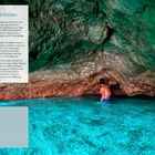 Links oben steht: "Unsere besten Tipps für Coasteering, Höhlen & Küsten". Rechts: "Vorsicht bitte". Ein Mann steht in einer klaren, blauen Höhle.