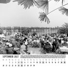 Kalenderblatt September 2027. Beschreibung eines Cafés am See voller Menschen im Stil von 1954. Oben Palmenzweige.