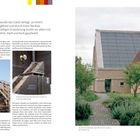 Gässli5: Gebäude mit nachhaltigen Materialien, Lehmbau, Solarzellen auf Dach, grüner Garten, gepflasterter Weg, geparktes Auto.