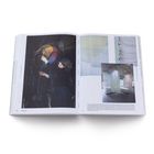 Links: "Viviane Maier, 2017." Unten: "Feeling Eye." Rechts oben: "Jacquard Weaving, 1913." Links Frau mit Kunstwerk, rechts Webereien.