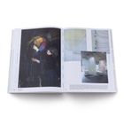 Links: "Wonne Ickx, 2017". Rechts: "Textile Illusionist". Frau arbeitet an farbigem Fadenkunstwerk, daneben moderne Rauminstallation.