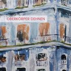 Text: "OBERKÖRPER DEHNEN". Eine gemalte Häuserfassade mit Balkonen, blauen und ockerfarbenen Akzenten.