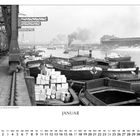 "Schuten am Afrikakai des Südhafens." Kalenderblatt für Januar mit einem historischen Hafenbild voller Lastkähne und Kisten.