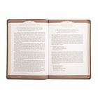 "STECKE DEIN SCHWERT WEG" und "WAS WILLST DU TUN MIT JESUS?" sind die Themen am 11. und 12. April in einem aufgeschlagenen Buch.