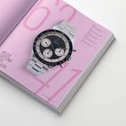 ROLEX DAYTONA DATE REF. 6241. Abbildung einer Armbanduhr auf einer rosa Doppelseite eines Katalogs.