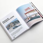 Links: "MANCHE MÖGEN'S HEISS", Foto von Geländefahrzeug in Wüste. Rechts: Foto von verlassenem Café mit Wüste im Hintergrund.