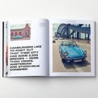 Text: „Hamburgers like to point out that their city has some 2,500 bridges — more than Venice, Amsterdam and Stockholm combined.“ Links ein altes Backsteinhaus, rechts ein blauer Oldtimer auf einer Brücke.