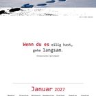 Text: „Wenn du es eilig hast, gehe langsam. Chinesisches Sprichwort.” Kalenderseite mit Januar 2027, Fußspuren im Schnee oben.