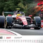 Januar 2027. Lewis Hamilton (GBR), Scuderia Ferrari. Ein rotes Formel-1-Auto auf einer Rennstrecke. Fahrer in Rennanzug.