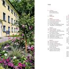 Inhalt und Seitennummern rechts; links ein gelbes Gebäude mit Garten und bunten Blumen im Vordergrund.