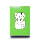 Keine erkennbaren Texte. Eine minimalistische Illustration von drei sich umarmenden Gesichtern auf grünem Hintergrund.