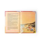 Links Text über ein Gespräch bei Sonnenuntergang am Strand. Rechts Illustration: Kinder am Strand, eines hält eine Gitarre.