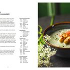 "Spargelsüppchen mit eingelegtem Rhabarber." Rezept für Suppe, Kräuterpaste, Kräuterschmand. Schüssel mit Suppe, dekoriert.
