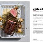 chateaubriand. Für 2 Portionen. Zeit: ca. 25 Min. Ein rohes Rinderfilet liegt auf einem Gitter mit Kräutern und Knoblauch.