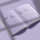 Der Text in dem Buch ist eine Inhaltsübersicht mit Teilen und Kapiteln. Der Hintergrund ist hellviolett.