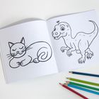 Links eine schlafende Katze, rechts ein freundlicher Dinosaurier, daneben bunte Buntstifte.