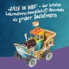„GÄIN DE BORD“ – das beliebte Lokomotiven-Dampfschiff-Rennauto als großer Bastelbogen. Eine bunte Illustration davon.