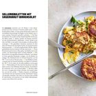 „SELLEREIBULETTEN MIT SAUERKRAUT-BIRNENSALAT“ Rezepttext links, rechte Seite Teller mit goldbraunen Buletten auf Salat.