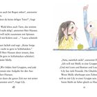 Zwei Kinder sitzen an einem Tisch. Eines hebt lächelnd die Hand, das andere schaut neugierig. Ein Apfel und eine Flasche sind zu sehen.