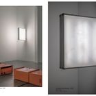 Links: „(0,0,0), Galerie Neu, Berlin, 2023.“ Rechts: „Untitled (Apotheke), 2023, Mixed media“. Orangene Boxen, Lichtinstallation.