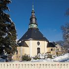 01.12. Neujahr. Bergkirche Seiffen im Winter. Eine Kirche mit rundem Turm, umgeben von verschneiten Bäumen.