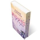 Text: "Sloane Fletcher, Riding Hope, HOLT RANCH, LAGO." Illustration eines Buchcovers in zarten Farben mit abstraktem Muster.