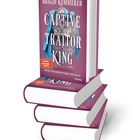 Der Titel "Captive Traitor King" ist groß auf einem lilafarbenen Buchstapel dargestellt, ein silberner Schild mit blauer Drapierung.