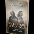 "Generation Heimatlos: Die stille Erbschaft des Zweiten Weltkriegs." Zwei Frauen, eine ältere und eine jüngere, in Schwarzweiß.