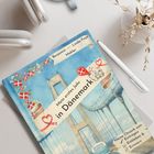 Titel: "Mein erstes Jahr in Dänemark". Illustration: Brücke, dänische Flaggen, Tasse Cappuccino.