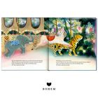 Text: "Aber das Holzpferdchen wollte wissen, was hinter den Toren des Zoos lag. [...] Der Tiger schüttelte den Kopf."  
Illustration: Ein Elefant, ein Pferd und ein Tiger auf einem Karussell in einer bunten, leuchtenden Umgebung. Darunter das Logo "BOHEM".