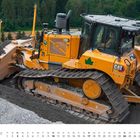 Kalenderblatt Januar, ein gelber Bulldozer bewegt Erde in einer grünen Umgebung.